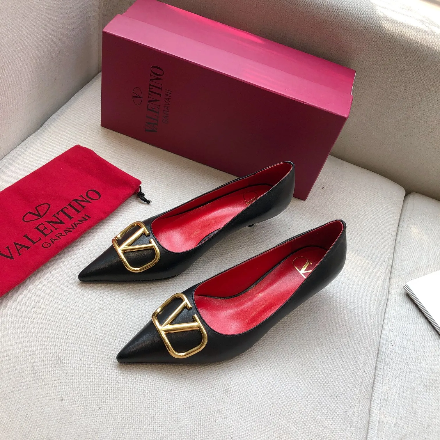 👟👟Ex-factory price 520👟👟 🆕Valentino. Valentino big v buckle shoes ㊙️Latest series in the counter, authentic version, perfect details It does not grind or tire your feet. It is a walking artifact. The last shape is completely compared to the counters. The details are perfect. Without the original version, it cannot be made so exquisite. Exclusive molded brass color. The highest version on the market. Fabric: imported sheepskin, lining and foot pads are all sheepskin. Color: 6 colors optional. Number of yards (34 to 41) 42 customized, non-refundable and non-exchangeable. Heel height: 4CM